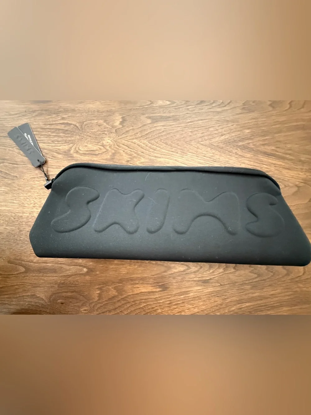 SKIMS Embossed Neoprene Zip Pouch Clutch in Onyx (Black) – NWT